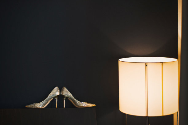 银婚鞋放在灯旁边的架子上图片下载