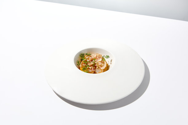 开胃菜配烤扇贝和花椰菜。奶油烩饭配扇贝和蔬菜。烤海扇贝在白色陶瓷盘与强烈的阴影。海鲜菜单。夏天的食物。图片下载