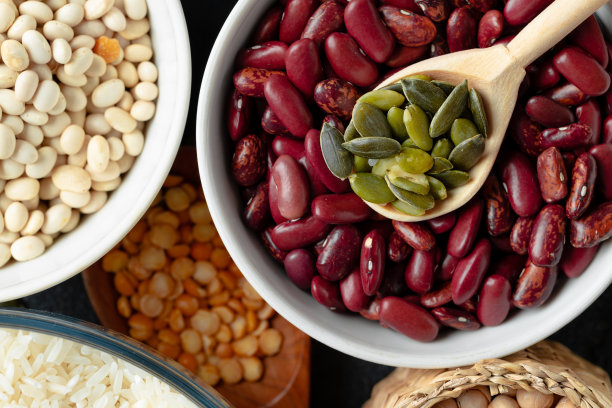 厨房餐桌上摆放着各种谷物的白色陶瓷碗图片下载