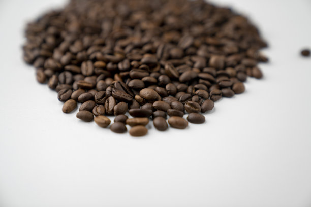 白色背景上的咖啡豆堆叠图片下载