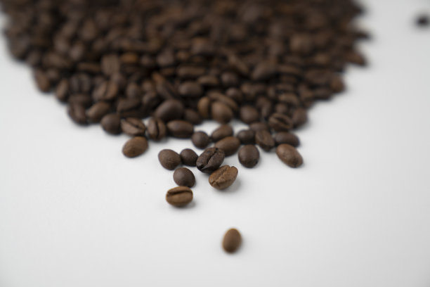 白色背景上的咖啡豆堆叠图片下载
