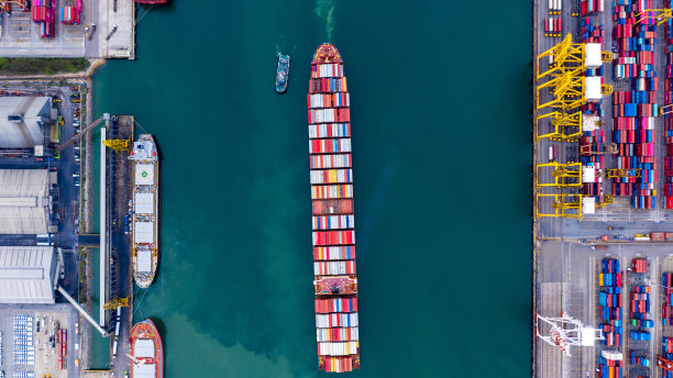 集装箱船舶全球业务公司集装箱船舶进出口物流运输，集装箱船舶货物货运海运国际海运。图片下载