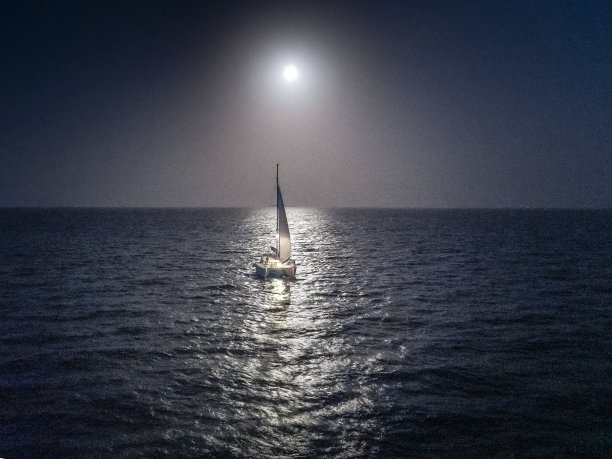 夜间航行双体船加勒比巴哈马无人机图片下载