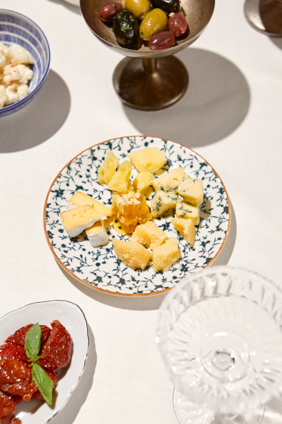 奶酪拼盘在白色的桌子与硬阴影。芝士板配帕尔马干酪，戈尔根佐拉干酪，布里干酪。意大利菜单中的芝士开胃菜。搭配奶酪的美食组合。托斯卡纳的晴天。图片下载