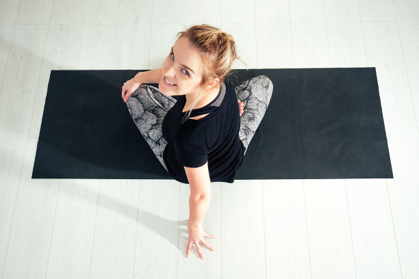 快乐的女人练习瑜伽和在工作室。瑜伽课上的早晨体式。拉伸和抗压力的概念图片下载