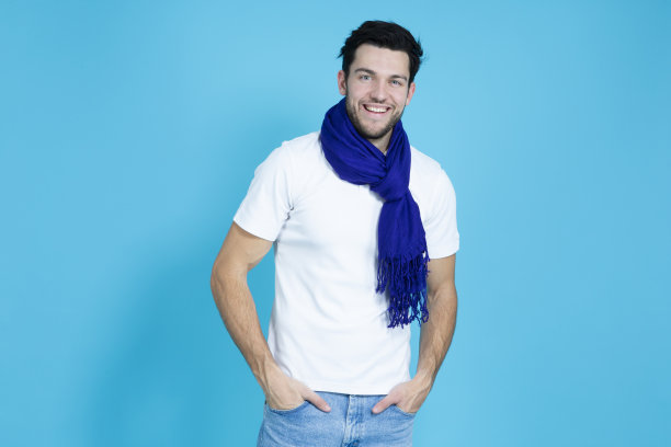 青年生活方式的想法。白人帅哥穿着白衬衫和蓝色围巾，微笑着直视镜头图片下载