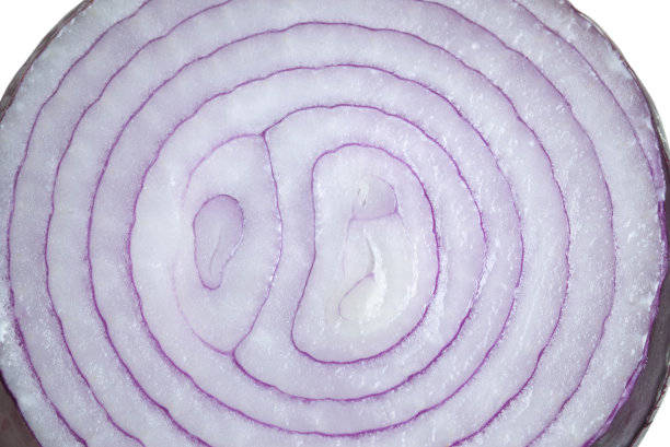 在白色背景上切红洋葱。图片下载