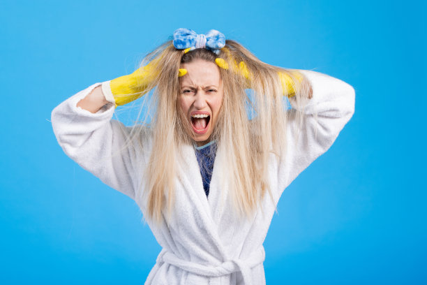 一个穿着晨袍、头带、蓬头垢面、紧张不安的女人，用拖把、女佣、家庭帮佣和因缺乏家人帮助而生气的妻子开始了一天的清洁工作图片下载