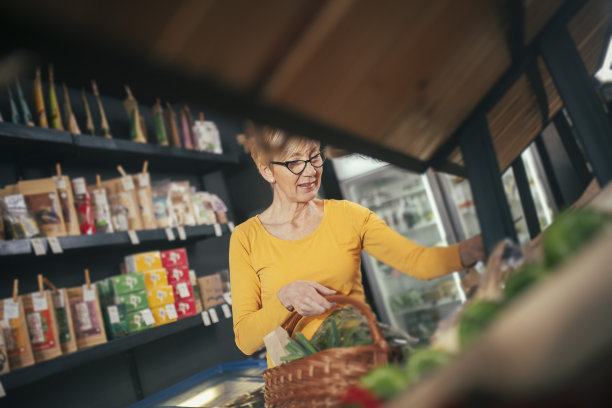 负责食品采购的年长妇女。图片下载