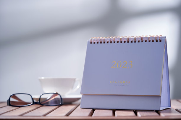 2023台历，咖啡和眼镜图片下载