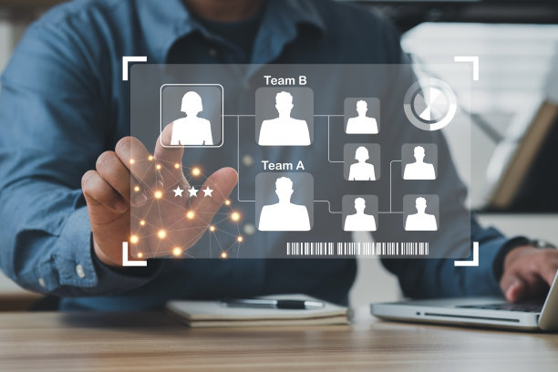 人力资源专家分析国际咨询公司的新生市场，以促进实习生计划。招聘新的有才华的工作人员。社交媒体全息图像图标。图片下载