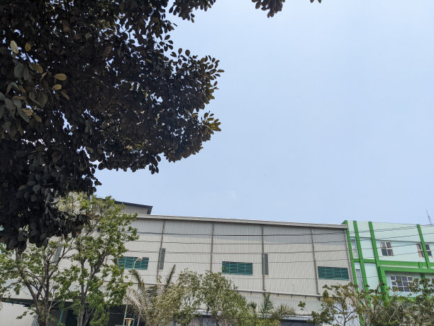 电厂建筑景观照片，蓝色，橙色，红色和夜空。图片下载