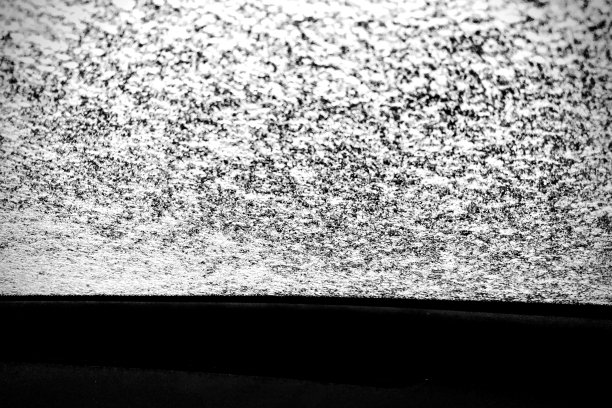 深秋的一个霜夜过后，汽车上的玻璃结冰了。图片下载