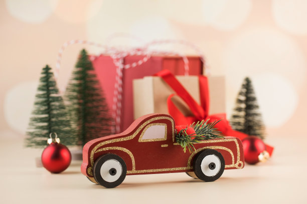 圣诞组成的玩具，礼物，圣诞树，圣诞球的背景与散景。圣诞夜。图片下载