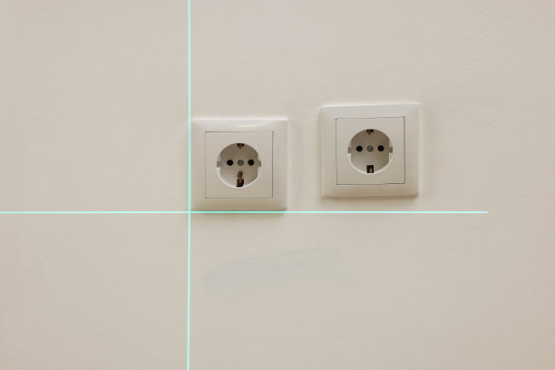 采用十字线激光水平仪在白壁上精确安装出料口图片下载