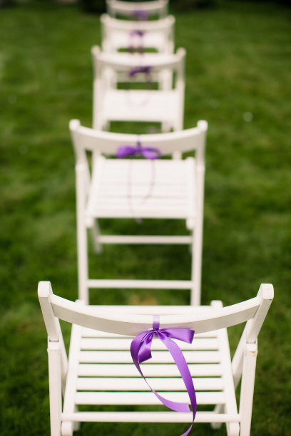 户外婚礼仪式用的木椅图片下载