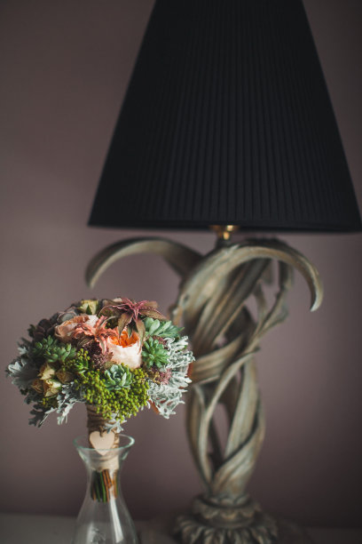 彩灯旁边的花瓶里插着彩色的婚礼花束图片下载