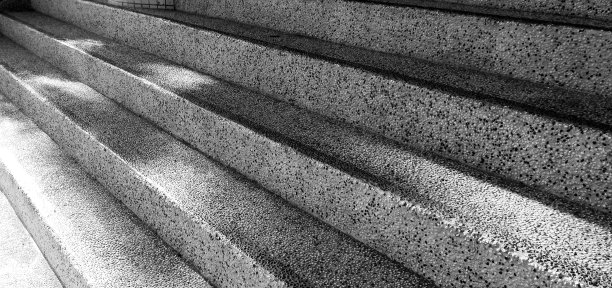 黑白抽象的楼梯，抽象的台阶，城市里的楼梯，花岗岩楼梯，经常在纪念碑和地标上看到的石头楼梯，黑白照片图片下载