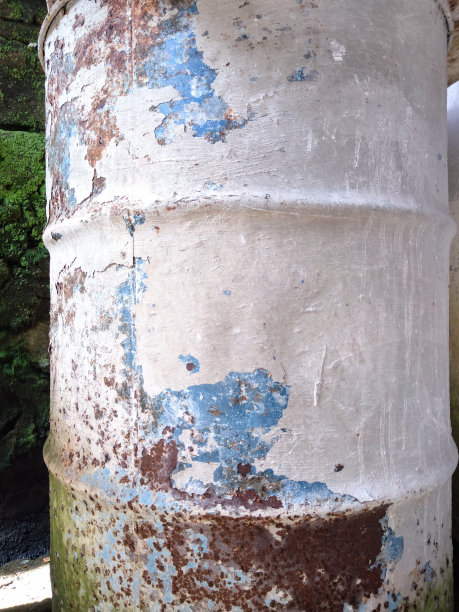 用过的水桶仍然被穷人用来收集水图片下载