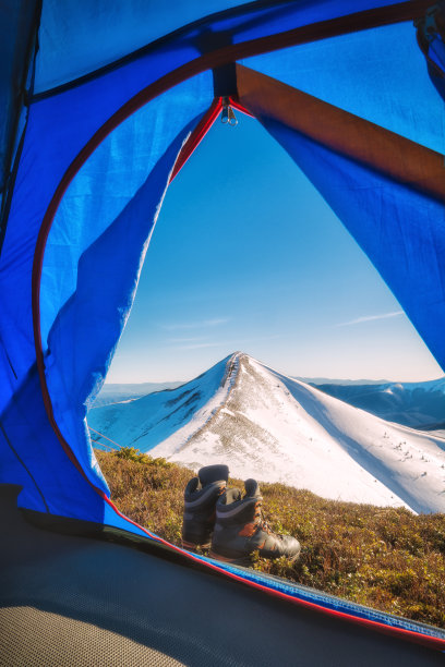 从游客帐篷到山谷的景色图片下载