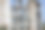 一座废弃的工业建筑，破碎的墙壁和窗户。图片下载