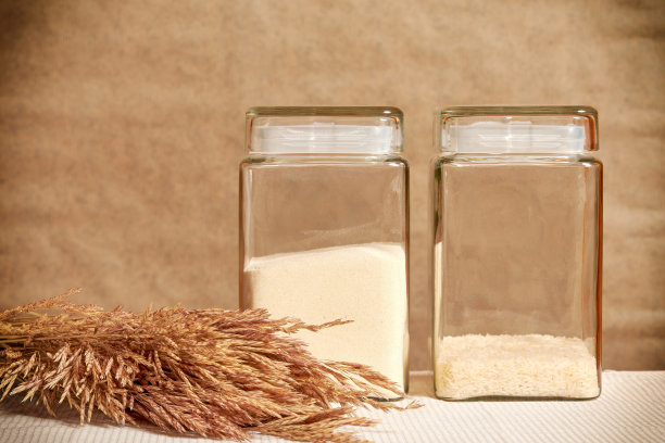 粗麦粉和谷物放在桌子上的大罐子里图片下载