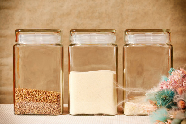 厨房桌上的罐子里放着传统食物和谷物图片下载