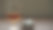 酒杯与高尔夫球在乡村木桌上图片下载