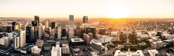 无人机照片-日出时科罗拉多州丹佛市的天际线图片下载