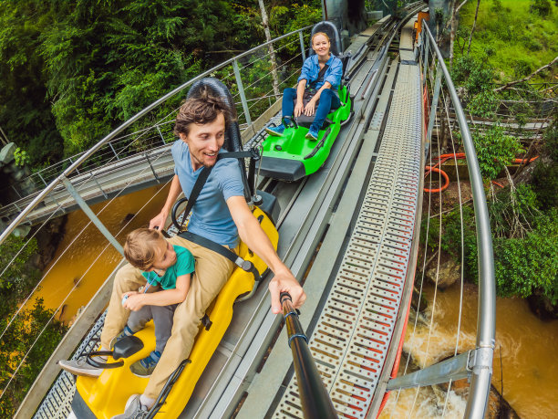 在高山过山车上的父子图片下载