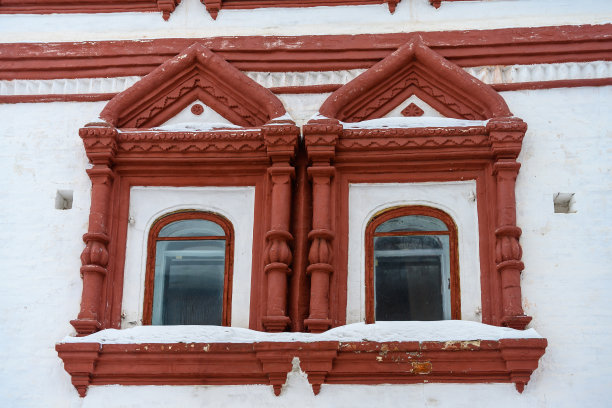 索利卡姆斯克(乌拉尔，俄罗斯)一座古建筑的窗户图片下载