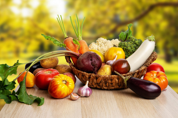 新鲜的一些收获。柳条篮子里的新鲜蔬菜。健康的有机食品，生胡萝卜，甜菜根，土豆和西红柿。图片下载
