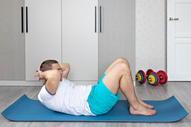 一个强壮，健康，肌肉发达的人，在家训练。对压迫肌肉的锻炼图片下载