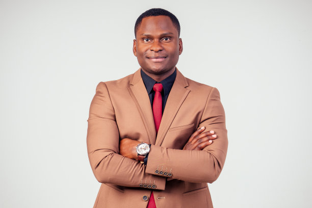 非裔美国时尚商人在工作空间办公室在白色背景的工作室拍摄图片下载