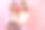 在工作室里，美丽而迷人的女人给她十几岁的女儿一个粉红色背景的礼物盒子。庆祝母亲节和生日的概念图片下载