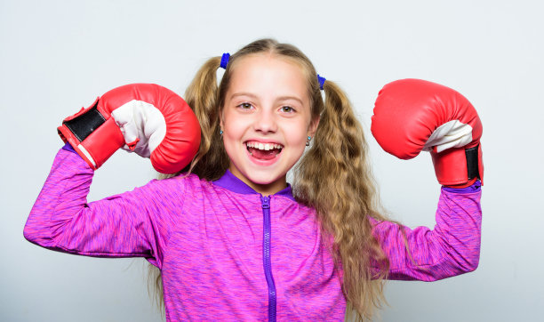 强孩子拳击。运动与健康的概念。女子拳击运动。体育教育。成功领导者的技能。女孩可爱的孩子与红色的手套摆姿势在白色背景。成长为领袖图片下载