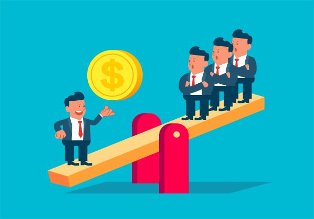 商业领导，财务资源掌控，商人站在跷跷板上，比三个商人重的金币在跷跷板的另一端图片下载