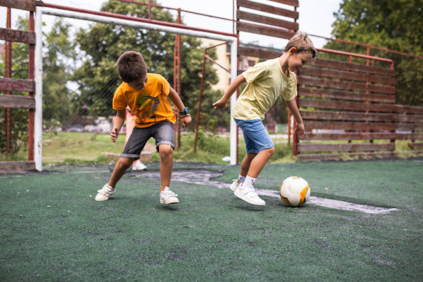 在学校足球场玩得很开心图片下载