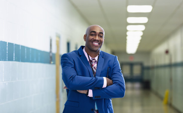 非裔美国教师或校长在学校走廊图片下载