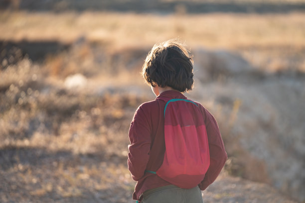 画像小学男生在户外图片下载