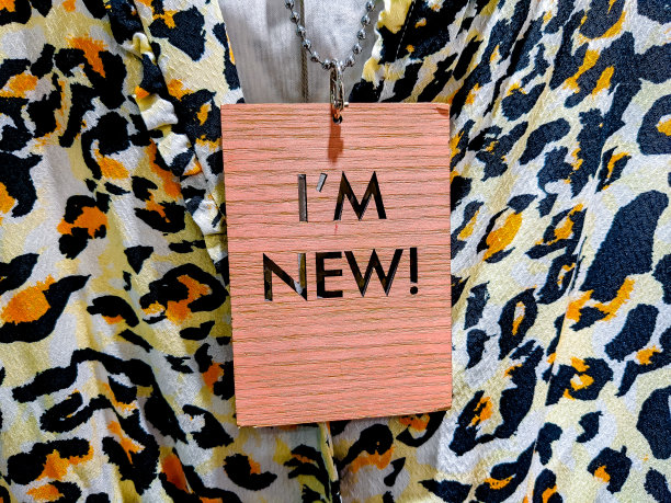 时髦的猎豹印花衬衫上的新标志图片下载