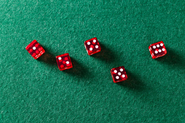 赌桌上有红色的骰子图片下载