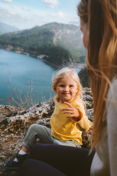 孩子和妈妈一起散步，全家人一起玩，积极的生活方式，旅行，度假，暑假，快乐，情感，父母和孩子图片下载