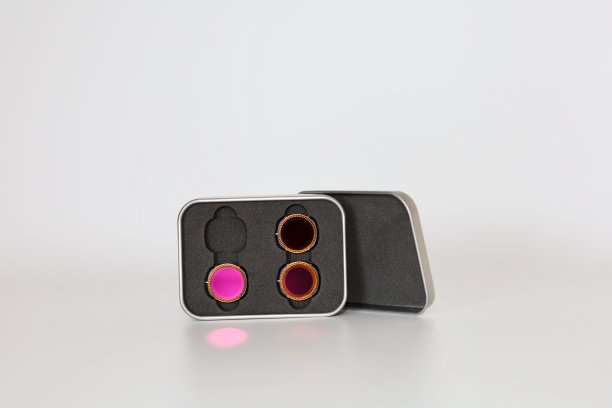 无人机或袖珍动作相机的滤镜。摄影用的小滤光片。适用于小型无人机和袖珍动作相机。CPL, UV, ND过滤器。图片下载