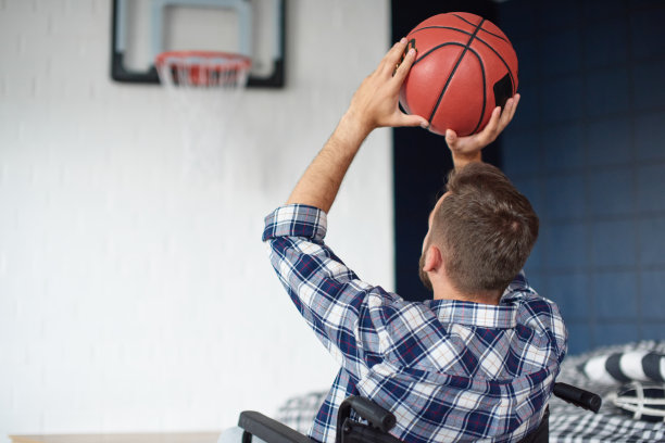 坐在轮椅上打篮球的年轻人图片下载