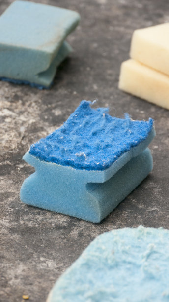 石头表面堆着用过的海绵图片下载