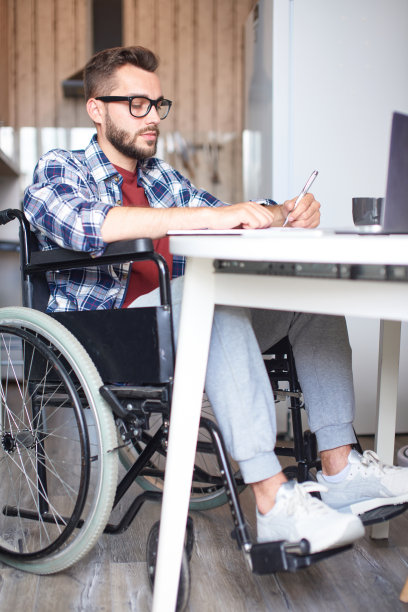 残疾青年在网上课堂上写作图片下载