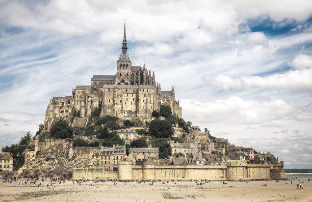 在阴天圣米歇尔山修道院图片下载