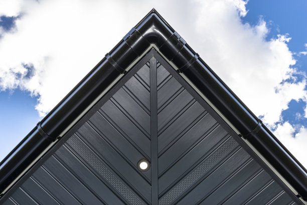 现代石墨人字形屋顶内衬连接到桁架上，打开LED灯可见。图片下载