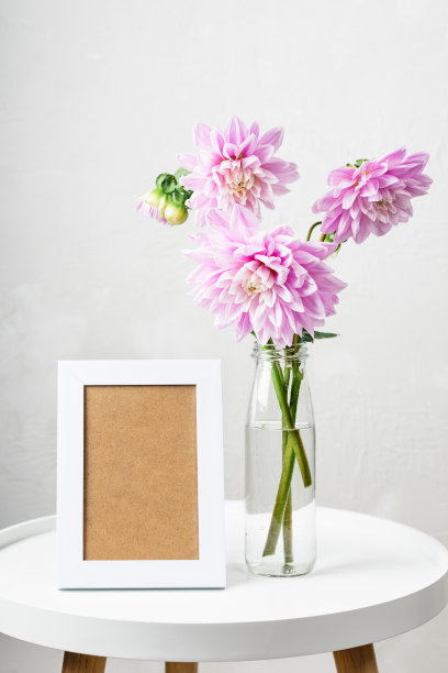 一束装在玻璃瓶里的粉色大丽花。图片下载